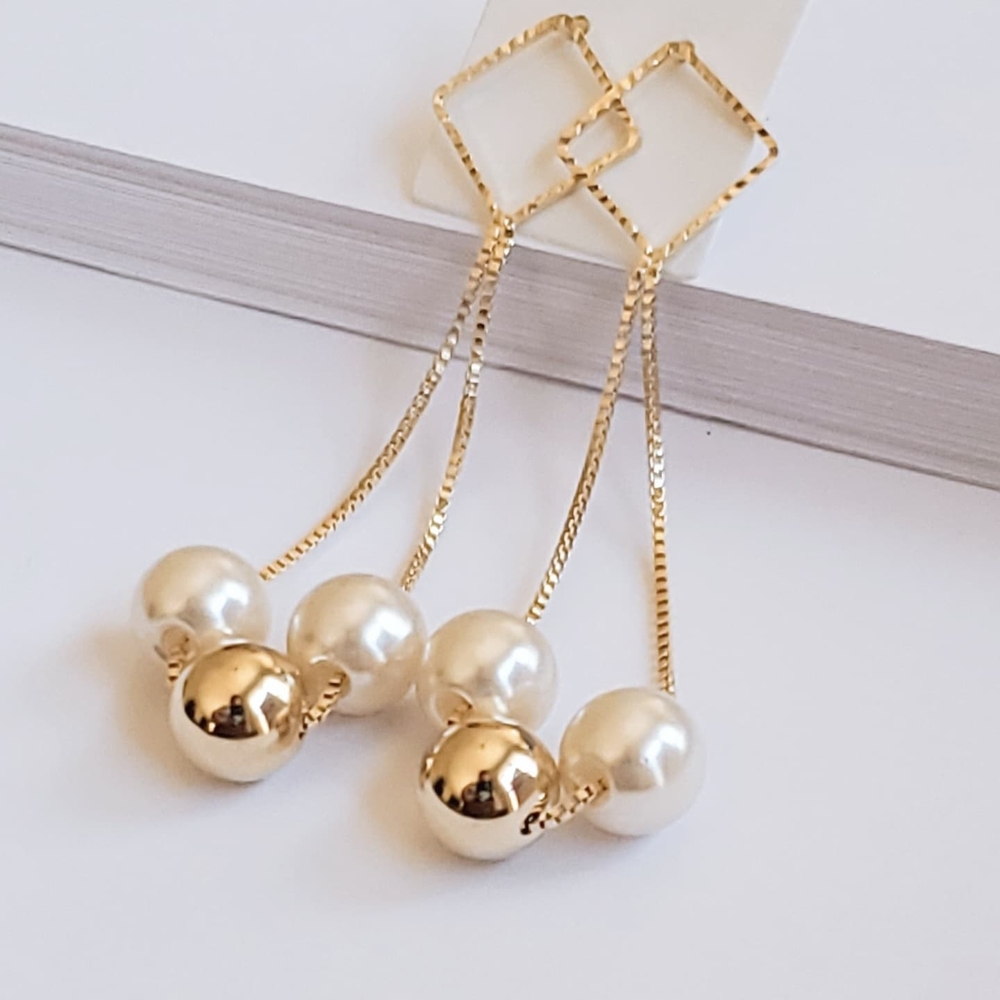 Elegant Gold and Pearl Drop Earrings (laminated gold)
